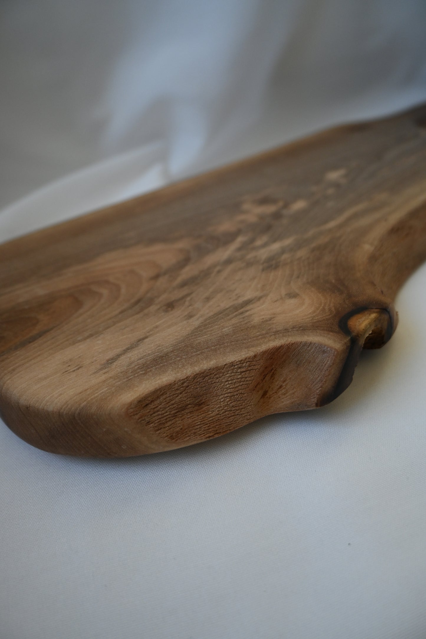 Platou / Tocător cu mâner | Nuc | Live Edge
