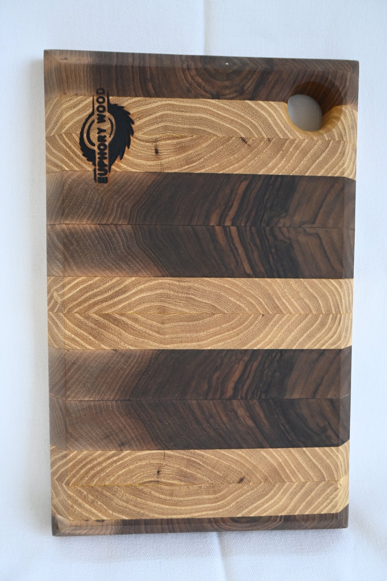 Tocător End-Grain din Nuc și Salcâm cu logo Euphory Wood