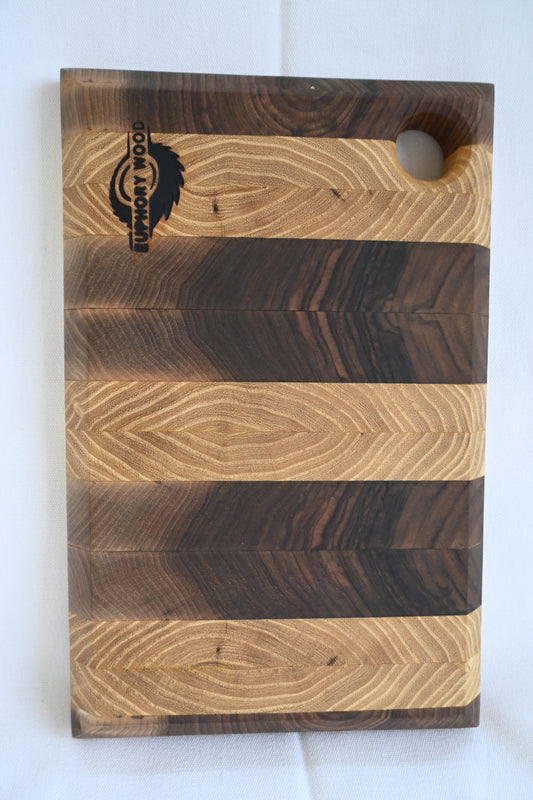 Tocător End-Grain din Nuc și Salcâm cu logo Euphory Wood