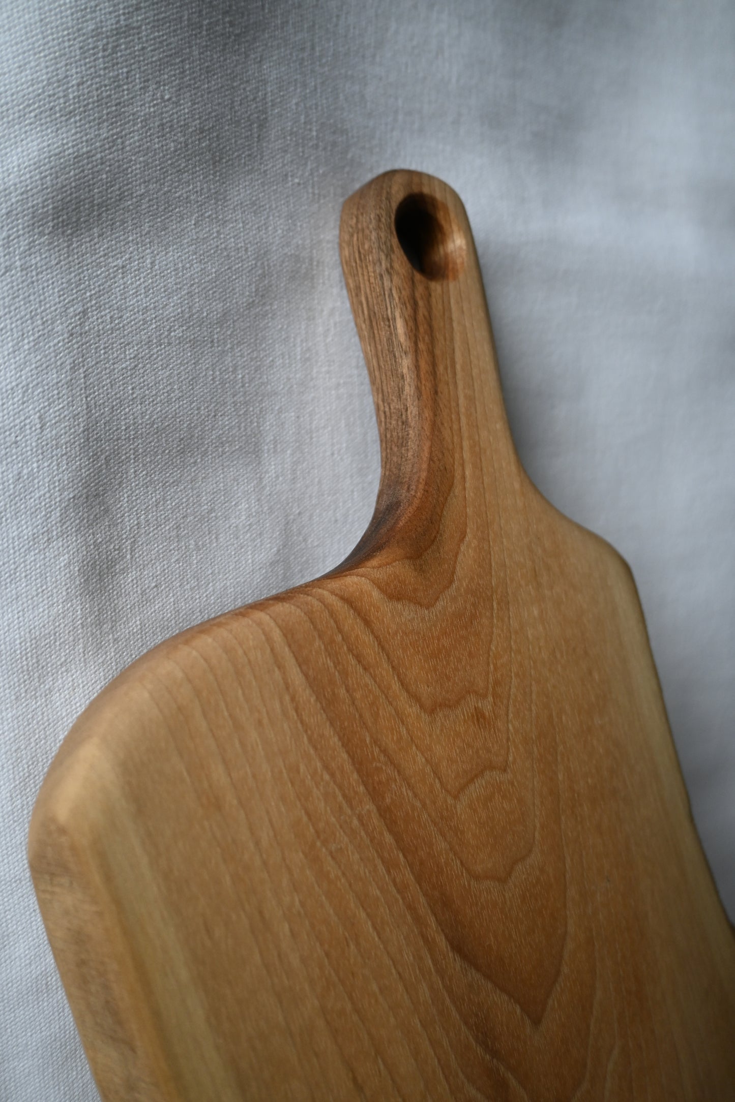 Platou / Tocător cu mâner | Nuc | Live Edge