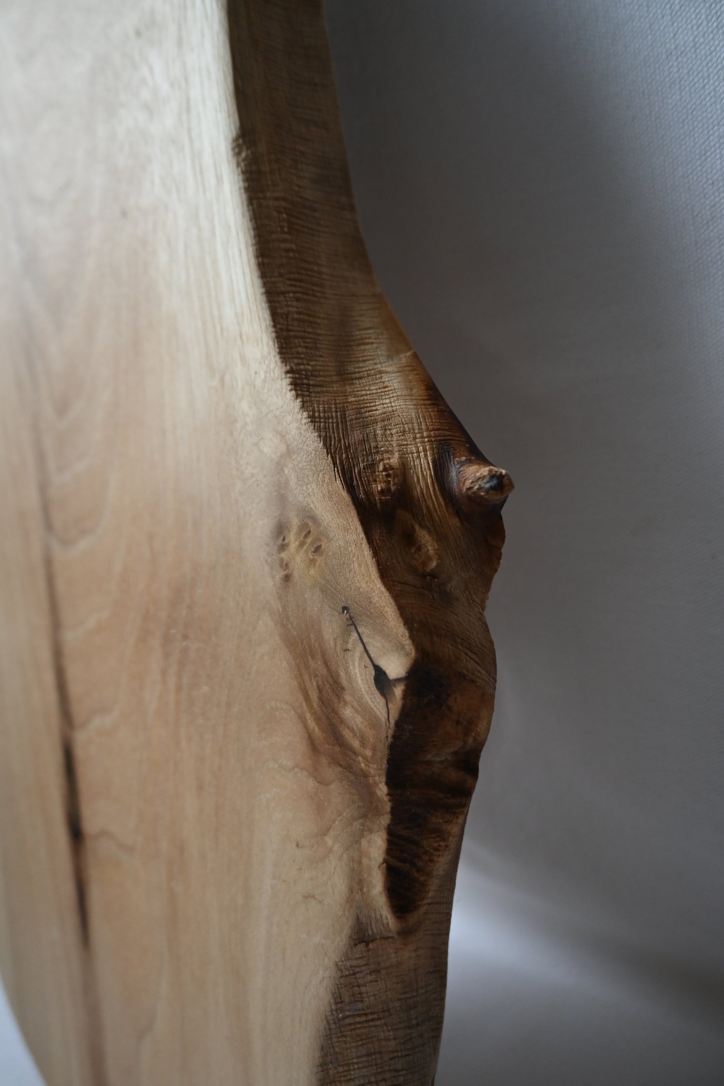 Platou / Tocător cu mâner | Nuc | Live Edge