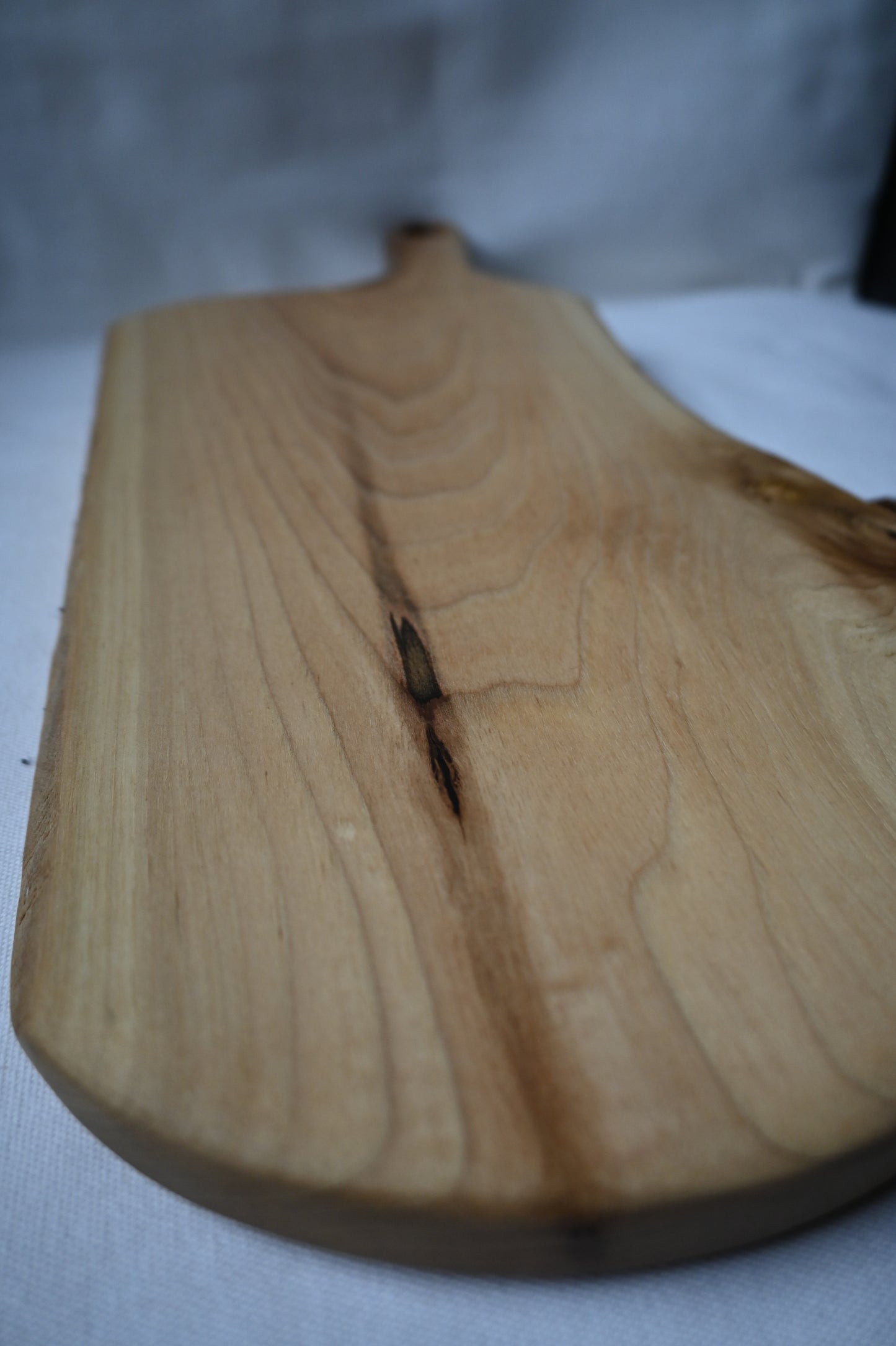 Platou / Tocător cu mâner | Nuc | Live Edge