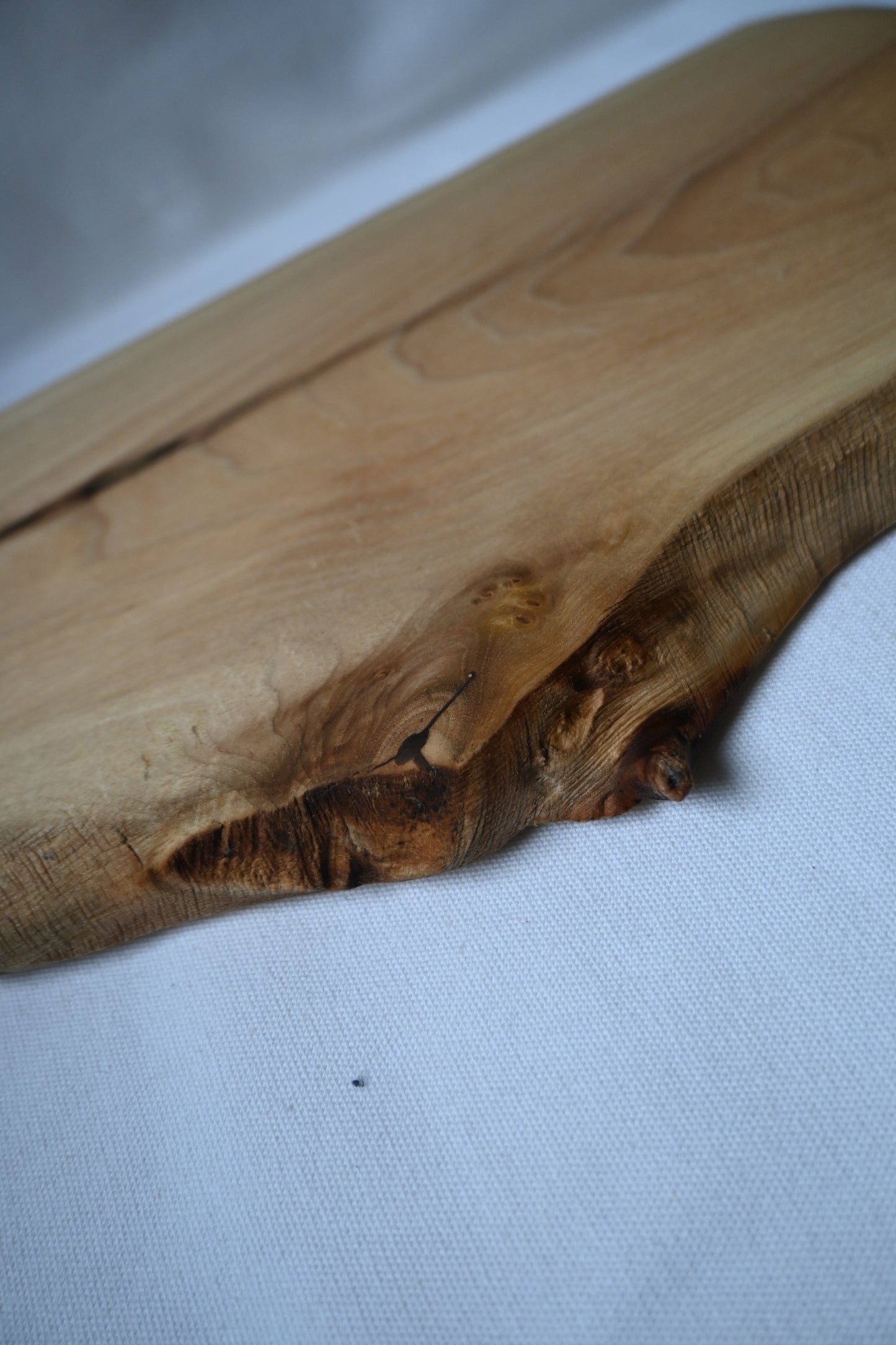 Platou / Tocător cu mâner | Nuc | Live Edge