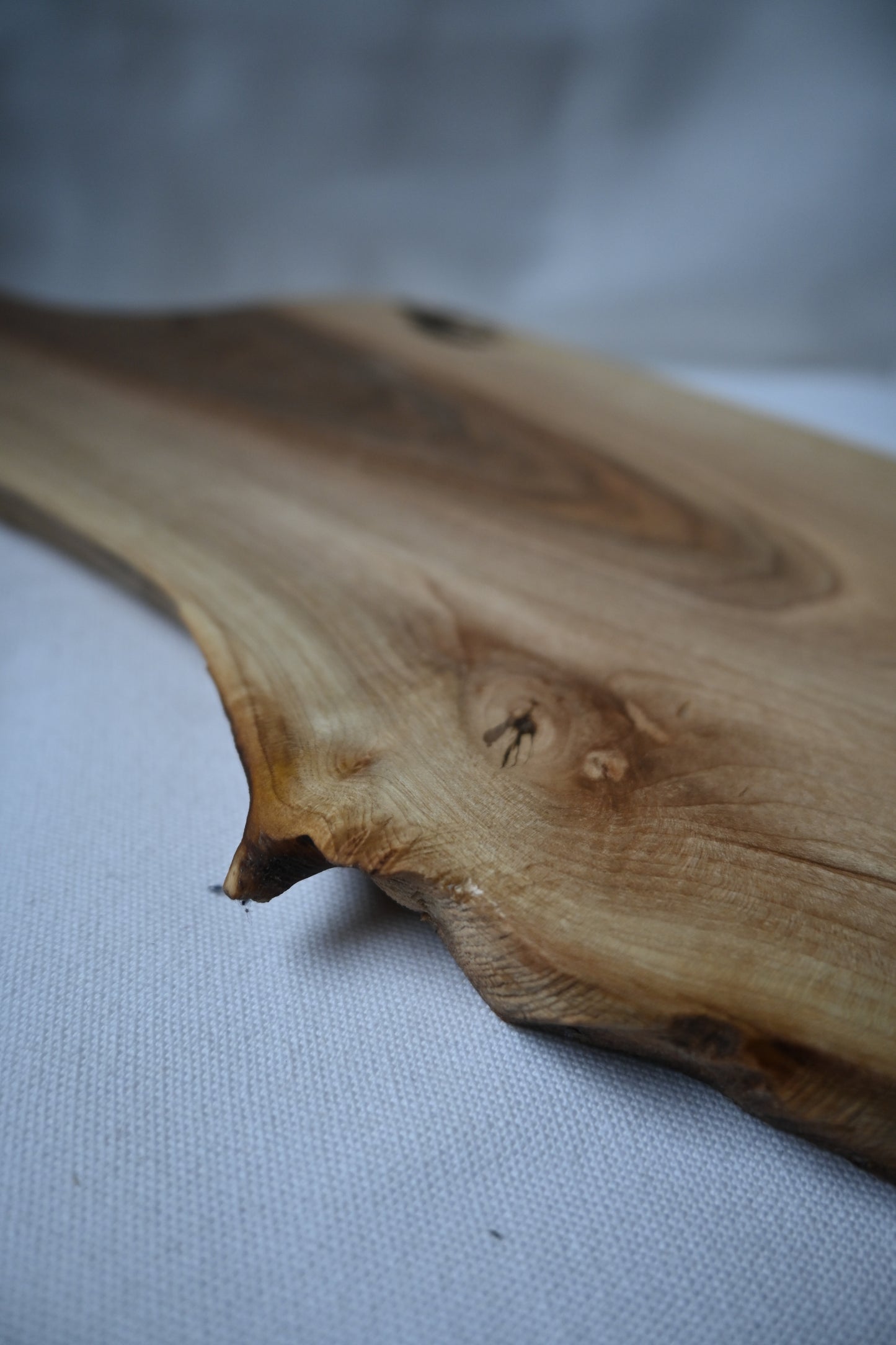 Platou / Tocător cu mâner | Nuc | Live Edge