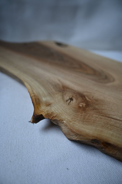 Platou / Tocător cu mâner | Nuc | Live Edge