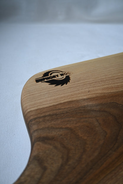 Platou / Tocător cu mâner | Nuc | Live Edge