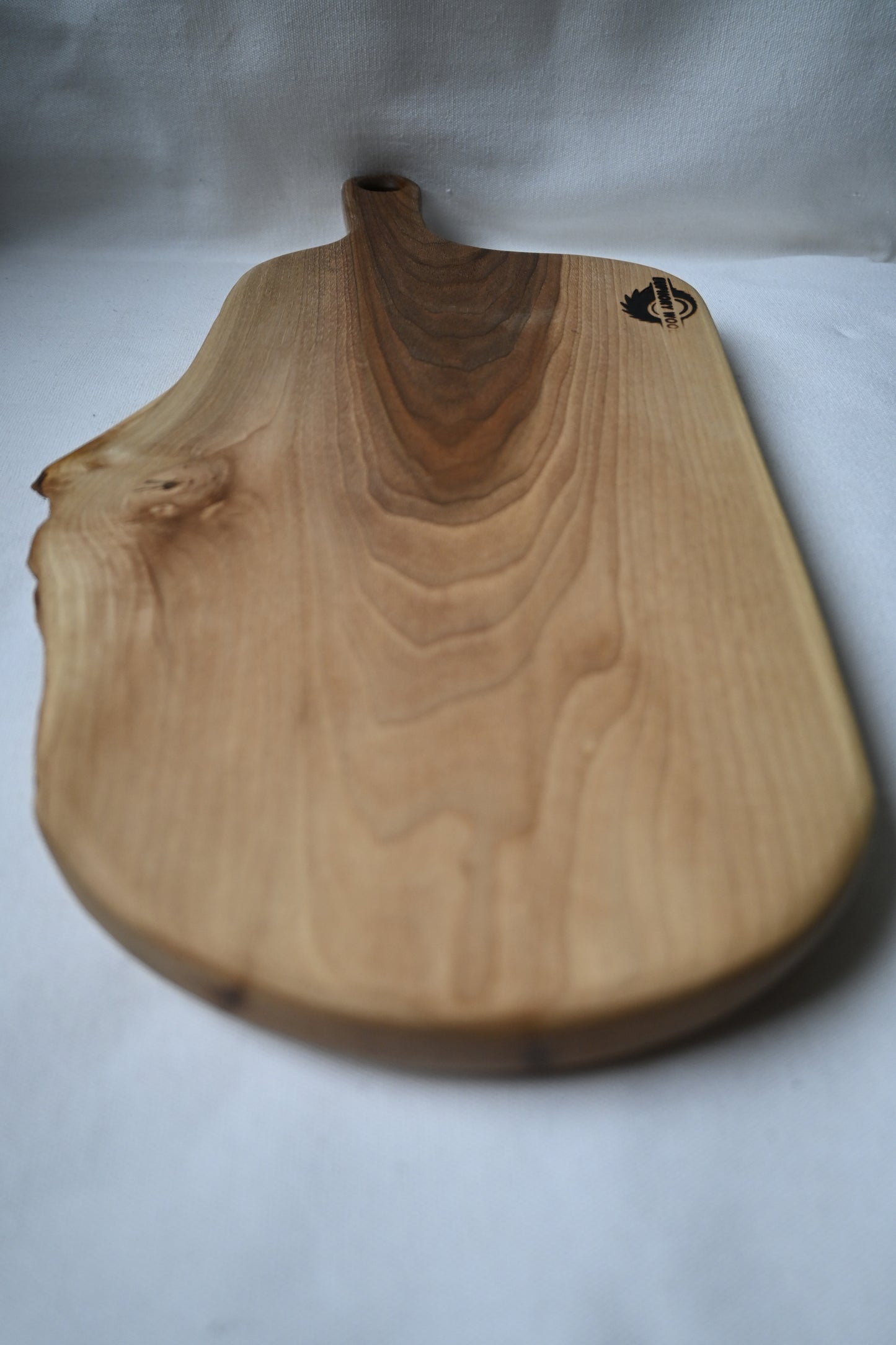Platou / Tocător cu mâner | Nuc | Live Edge