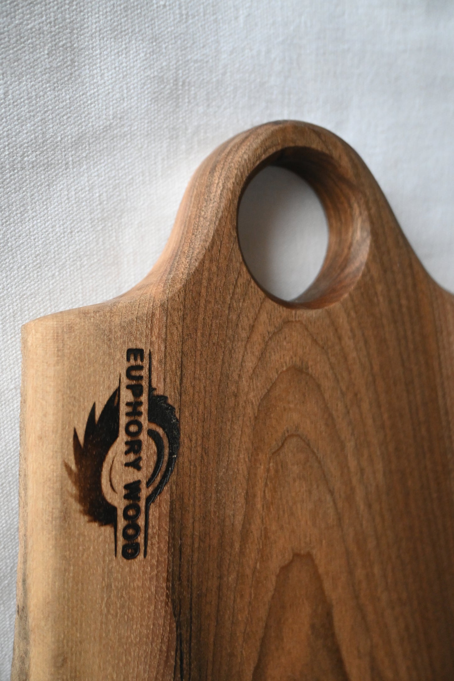 Platou / Tocător cu mâner | Nuc | Live Edge