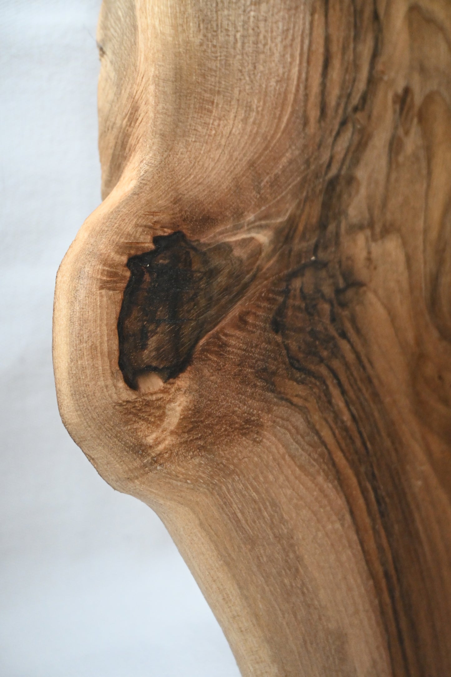 Platou / Tocător cu mâner | Nuc | Live Edge