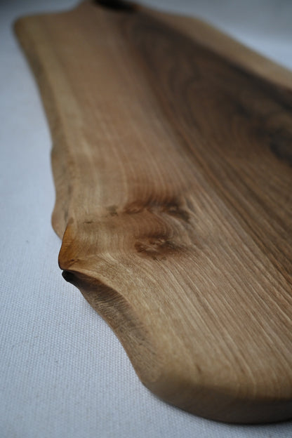 Platou / Tocător cu mâner | Nuc | Live Edge