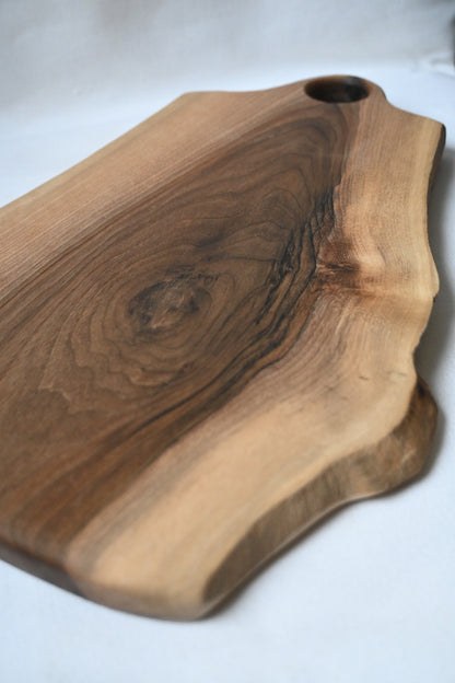 Platou / Tocător cu mâner | Nuc | Live Edge
