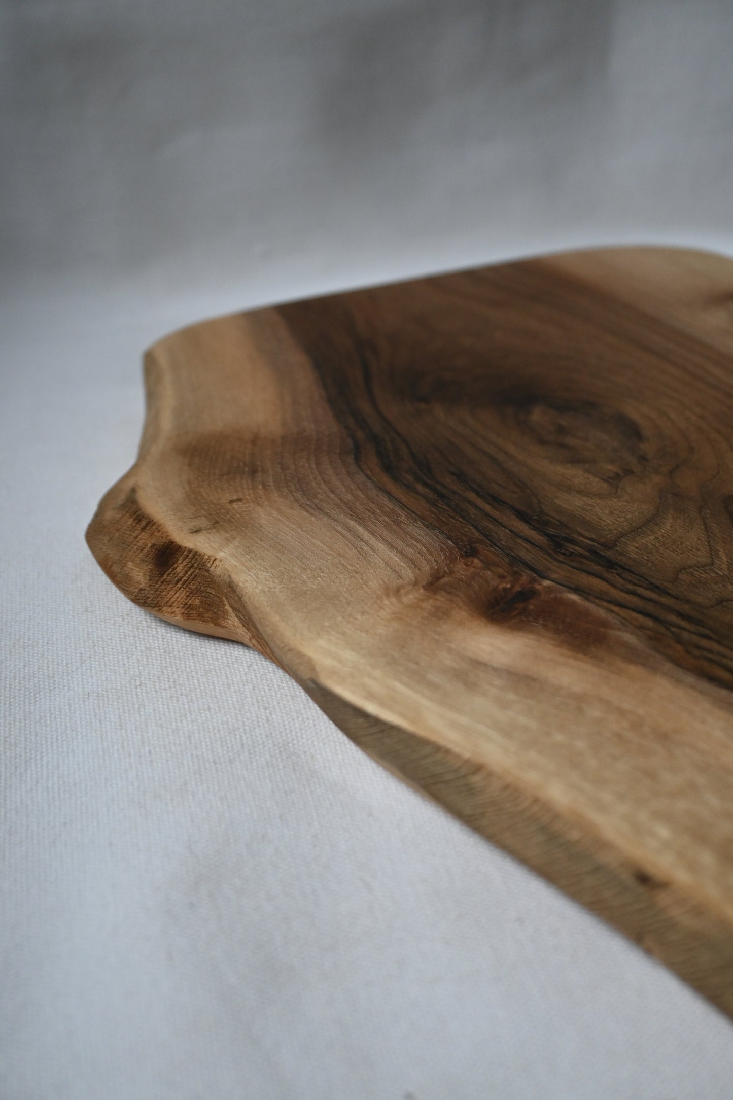 Platou / Tocător cu mâner | Nuc | Live Edge