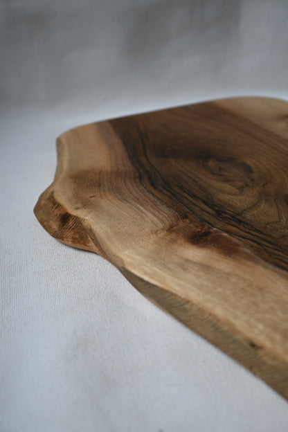 Platou / Tocător cu mâner | Nuc | Live Edge