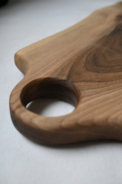 Platou / Tocător cu mâner | Nuc | Live Edge