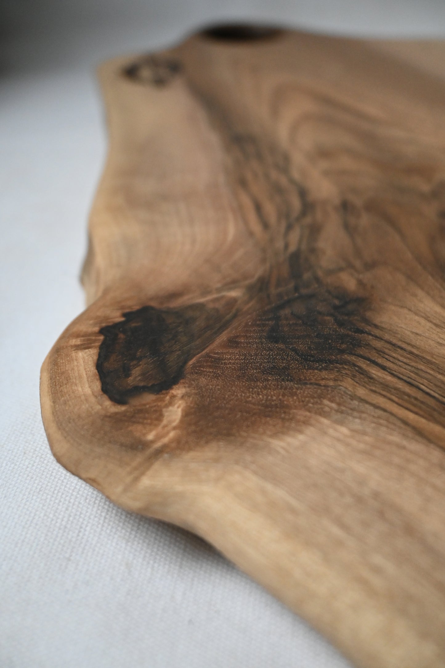 Platou / Tocător cu mâner | Nuc | Live Edge