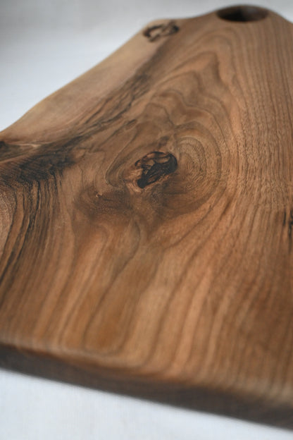 Platou / Tocător cu mâner | Nuc | Live Edge