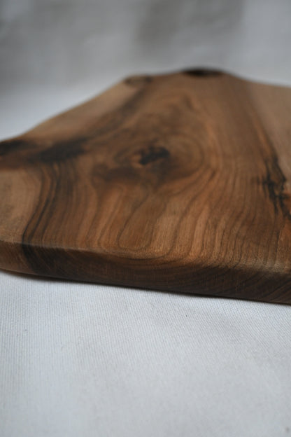 Platou / Tocător cu mâner | Nuc | Live Edge