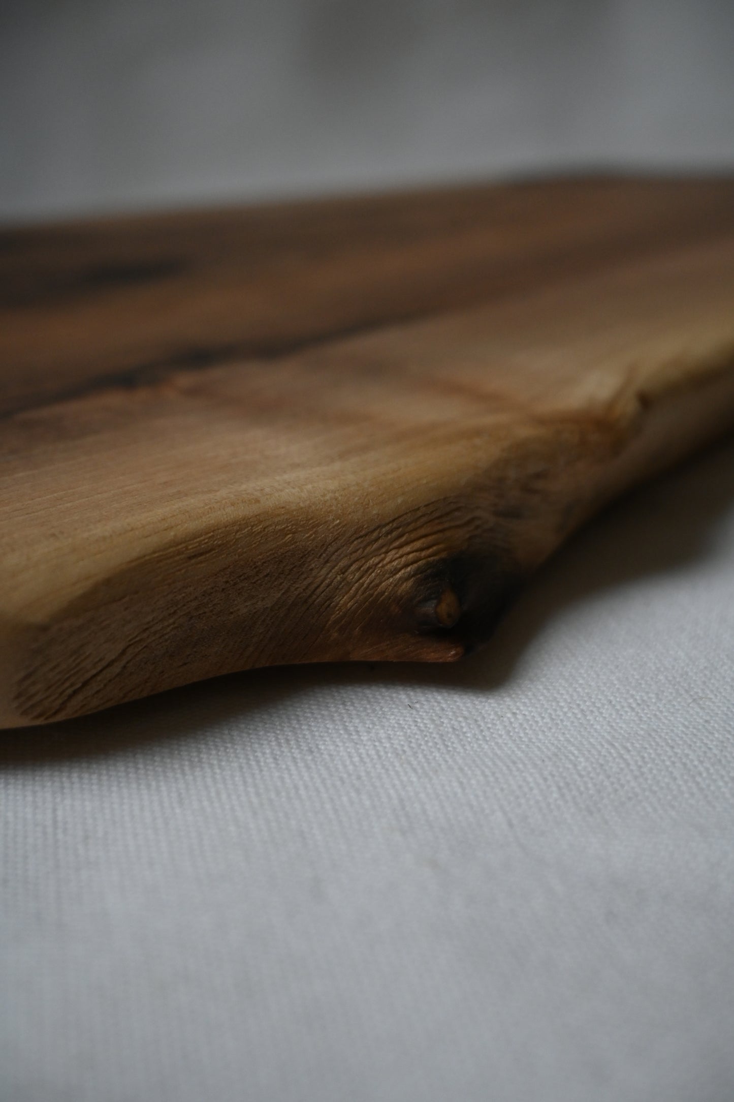 Platou / Tocător cu mâner | Nuc | Live Edge