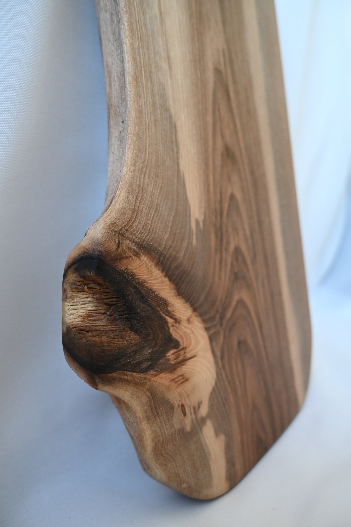 Platou / Tocător cu mâner | Nuc | Live Edge