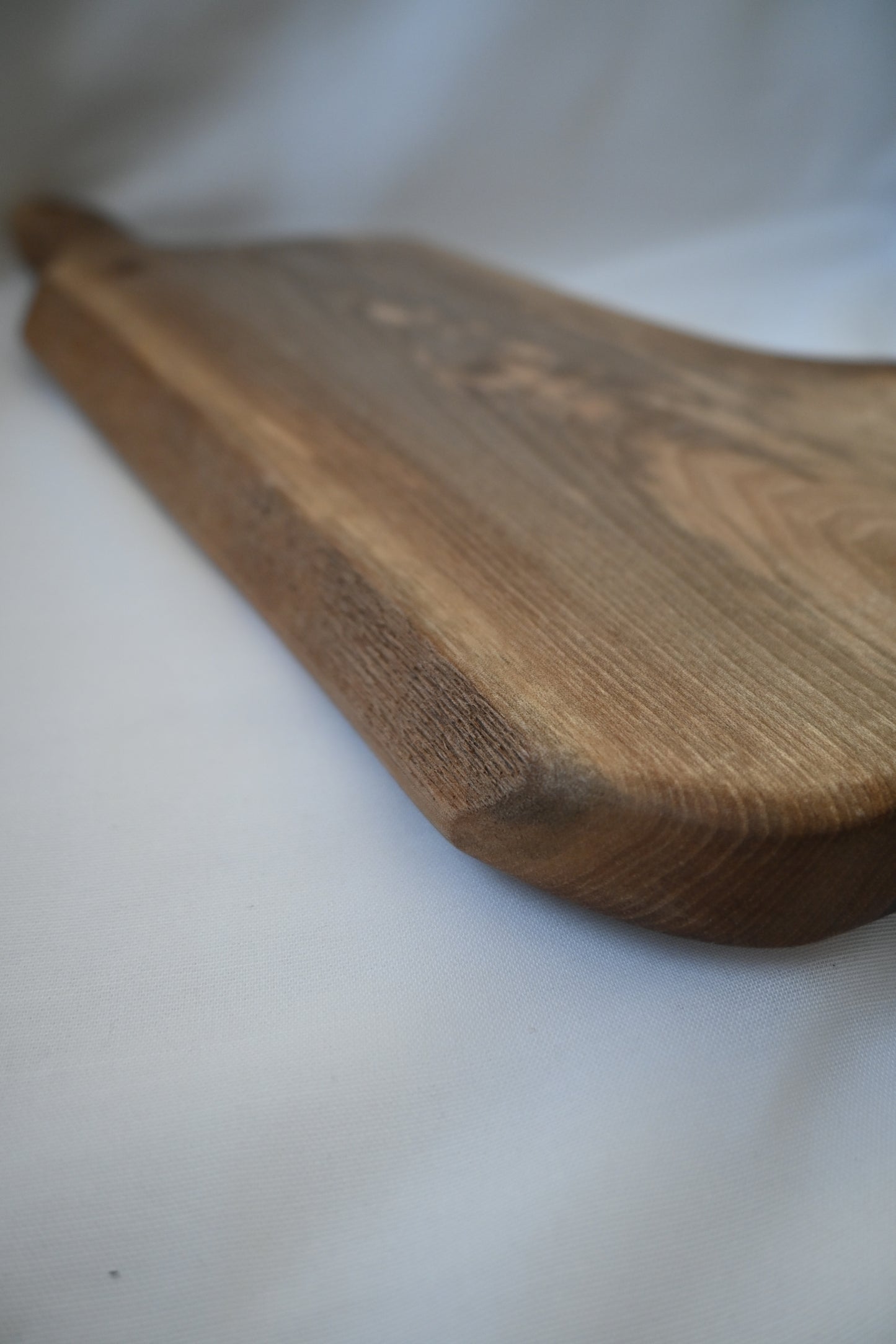 Platou / Tocător cu mâner | Nuc | Live Edge