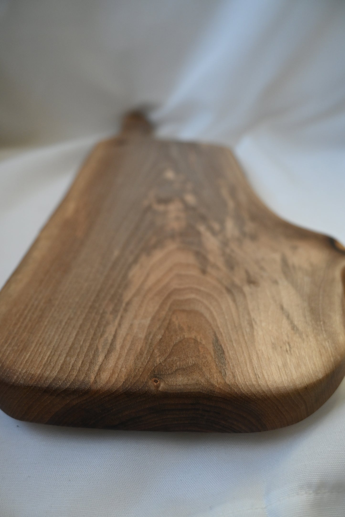 Platou / Tocător cu mâner | Nuc | Live Edge