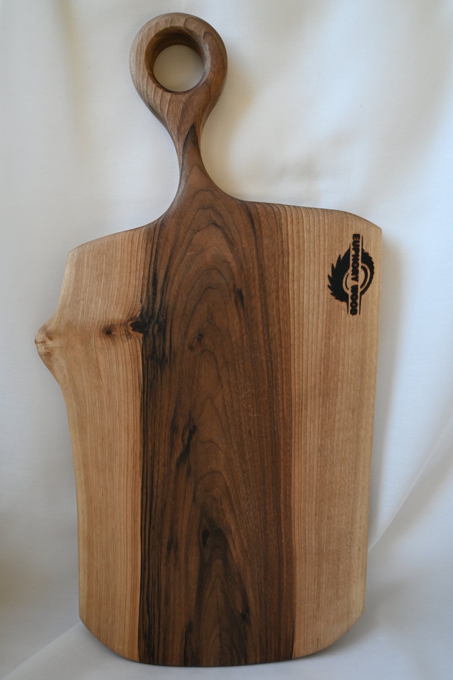 Platou / Tocător cu mâner | Nuc | Live Edge