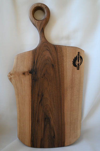 Platou / Tocător cu mâner | Nuc | Live Edge