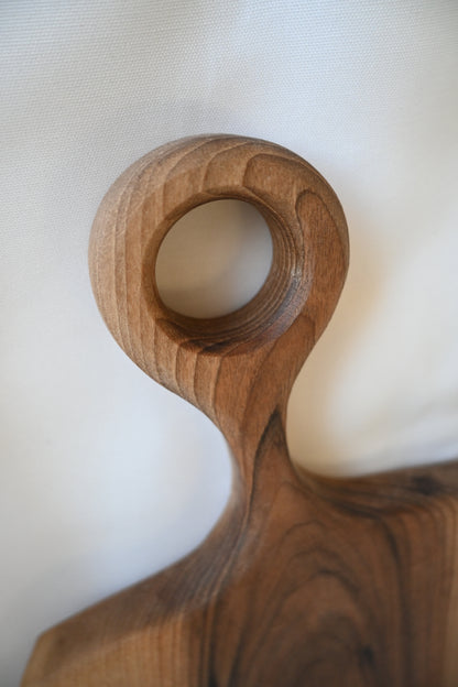 Platou / Tocător cu mâner | Nuc | Live Edge