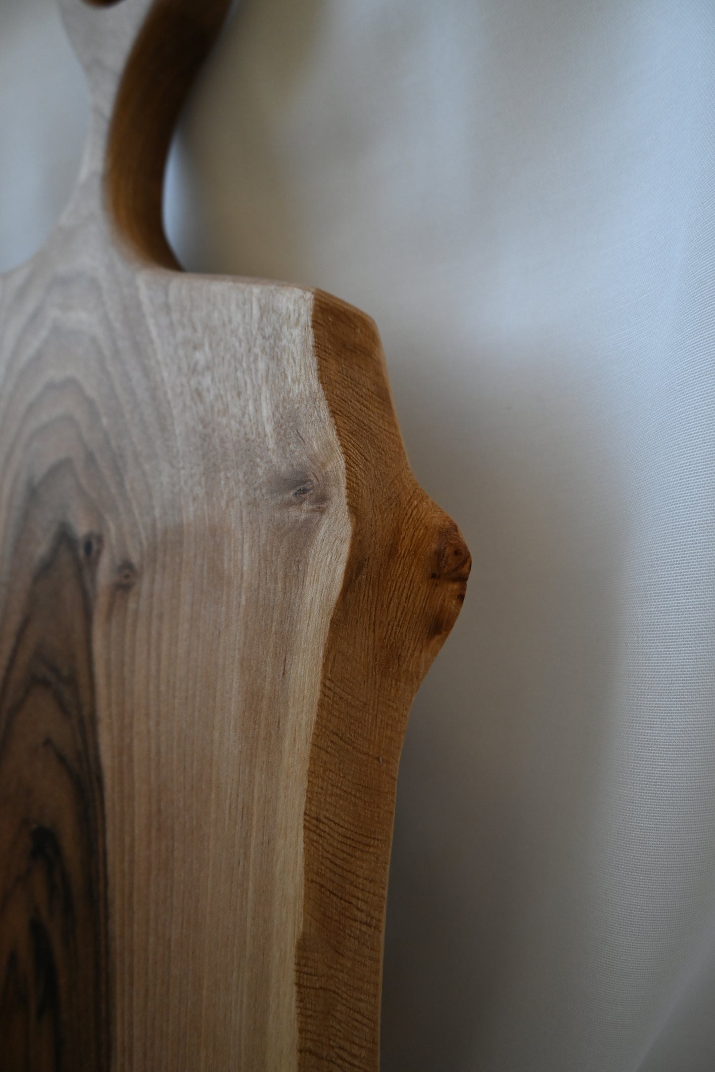 Platou / Tocător cu mâner | Nuc | Live Edge