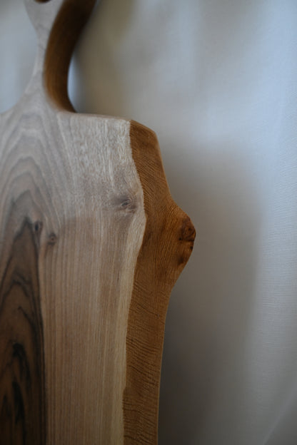 Platou / Tocător cu mâner | Nuc | Live Edge