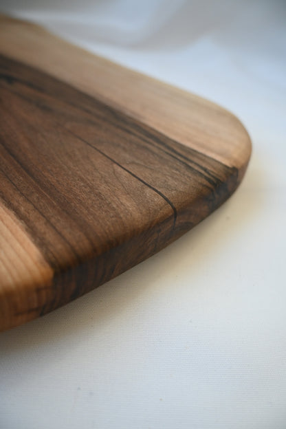 Platou / Tocător cu mâner | Nuc | Live Edge