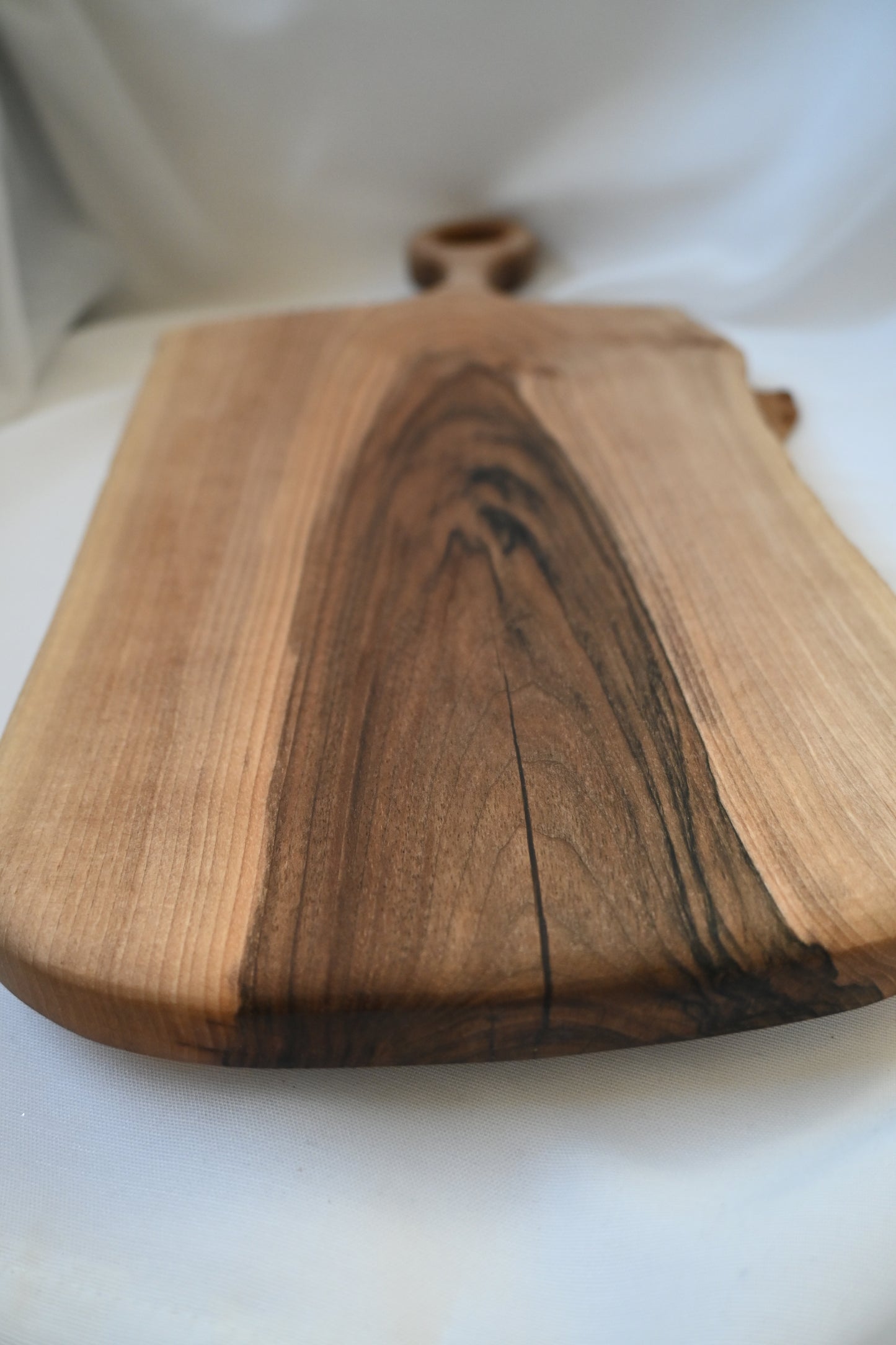 Platou / Tocător cu mâner | Nuc | Live Edge