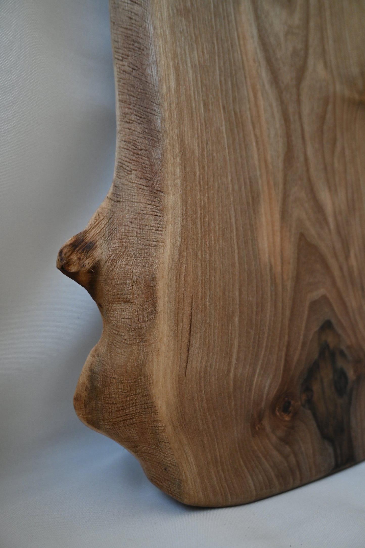 Platou / Tocător cu mâner | Nuc | Live Edge