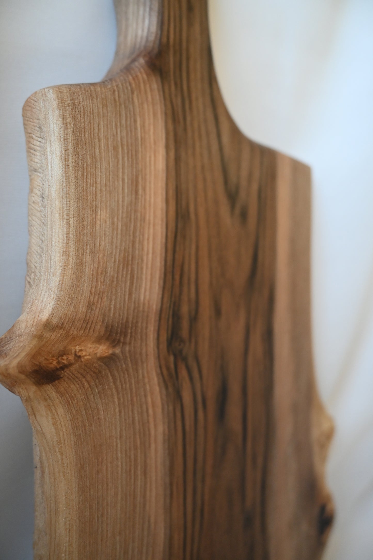Platou / Tocător cu mâner | Nuc | Live Edge