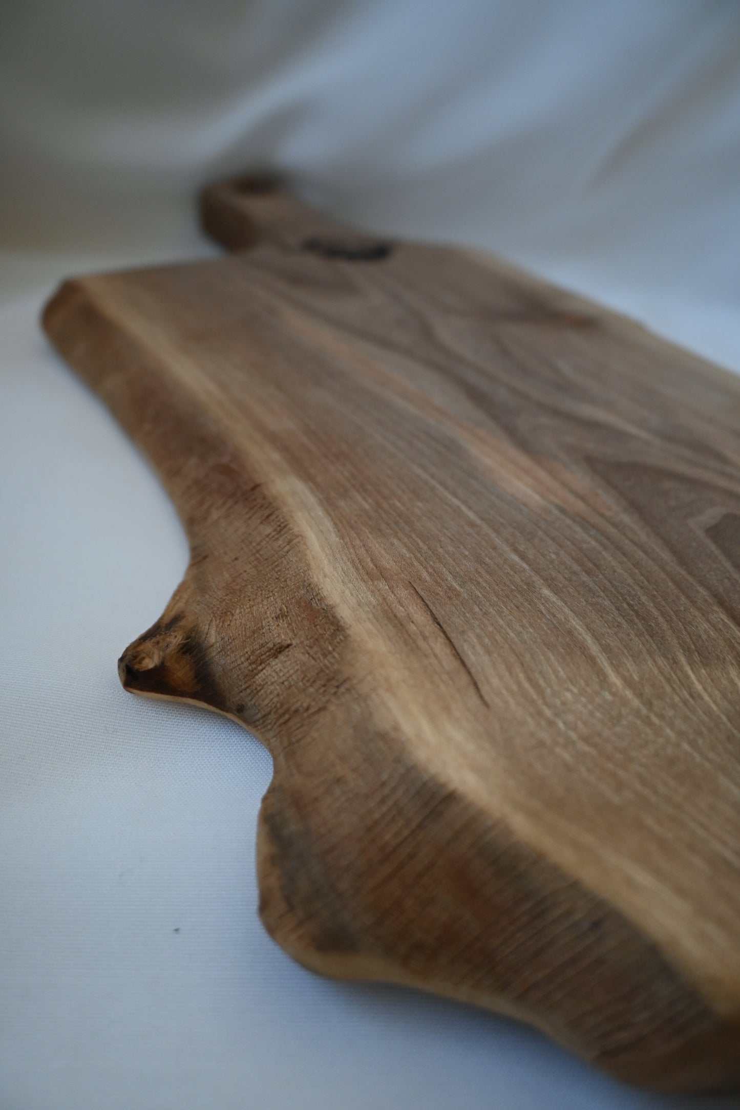 Platou / Tocător cu mâner | Nuc | Live Edge