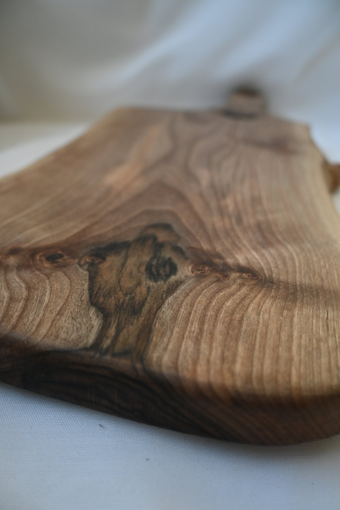 Platou / Tocător cu mâner | Nuc | Live Edge