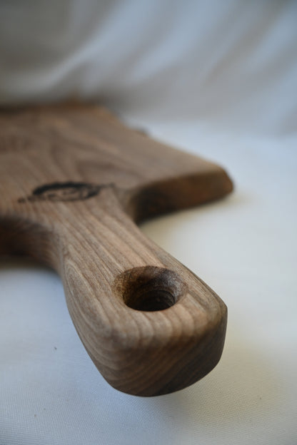 Platou / Tocător cu mâner | Nuc | Live Edge