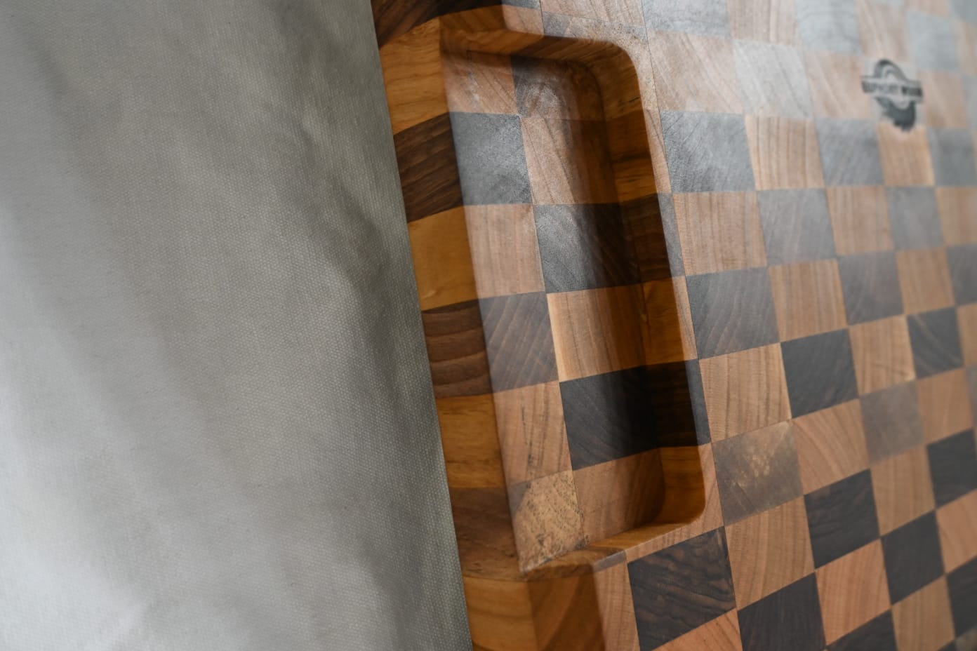Tocător  End-Grain Premium cu șanț de scurgere |  Nuc & Cireș