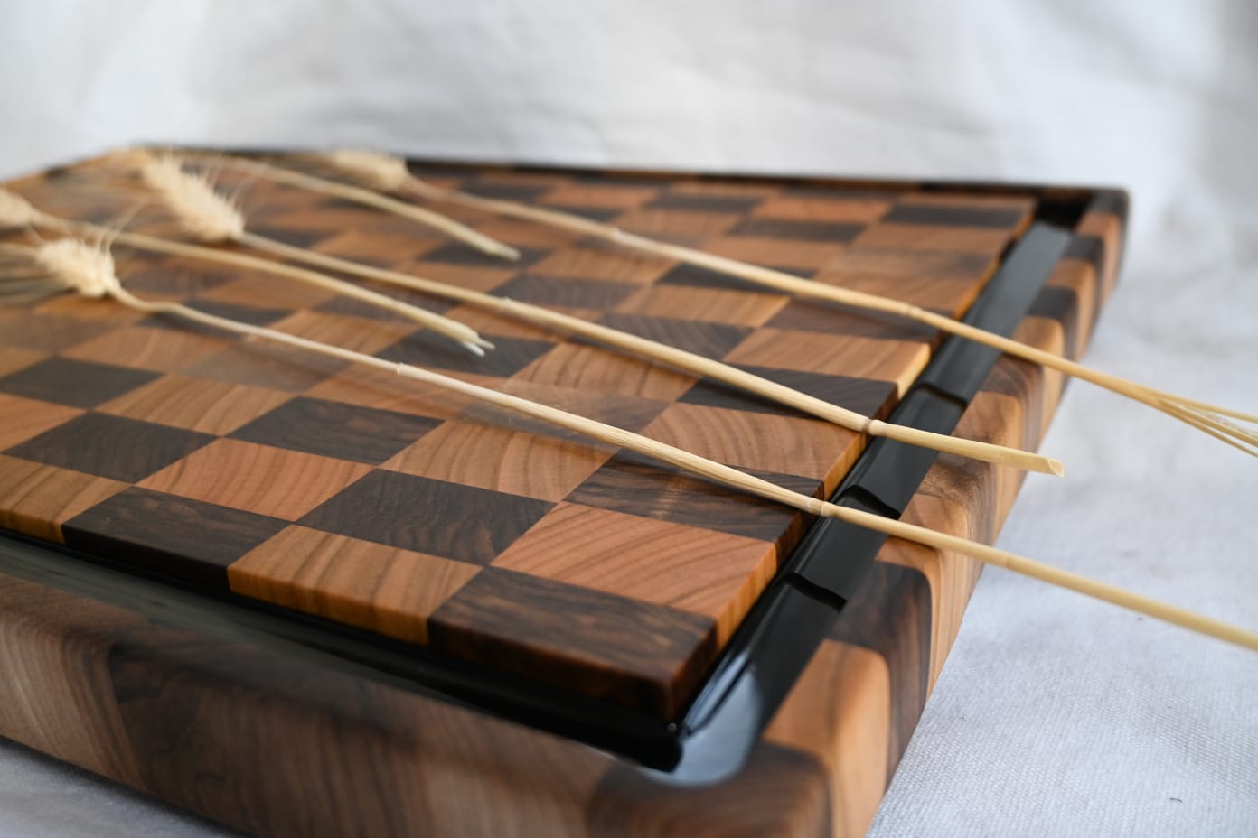 Tocător  End-Grain Premium cu șanț de scurgere |  Nuc & Cireș