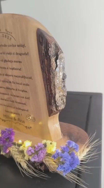 Cadou din lemn masiv de nuc  personalizat cu margine naturală – mesaj gravat, poezie sau versuri
