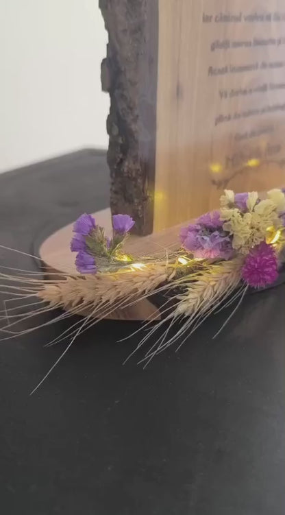 Cadou din lemn masiv de nuc  personalizat cu margine naturală – mesaj gravat, poezie sau versuri