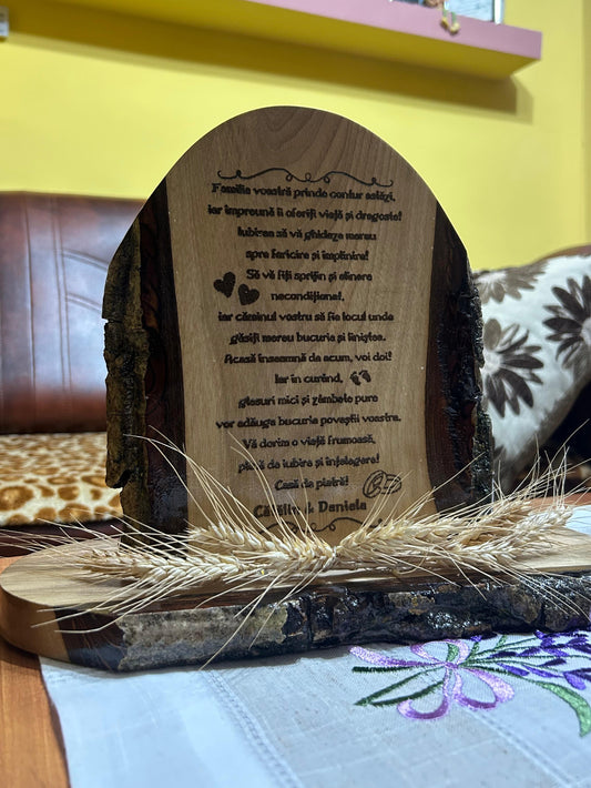 Cadou din lemn masiv de nuc  personalizat cu margine naturală – mesaj gravat, poezie sau versuri