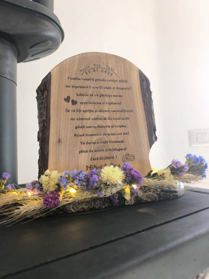 Cadou din lemn masiv de nuc  personalizat cu margine naturală – mesaj gravat, poezie sau versuri