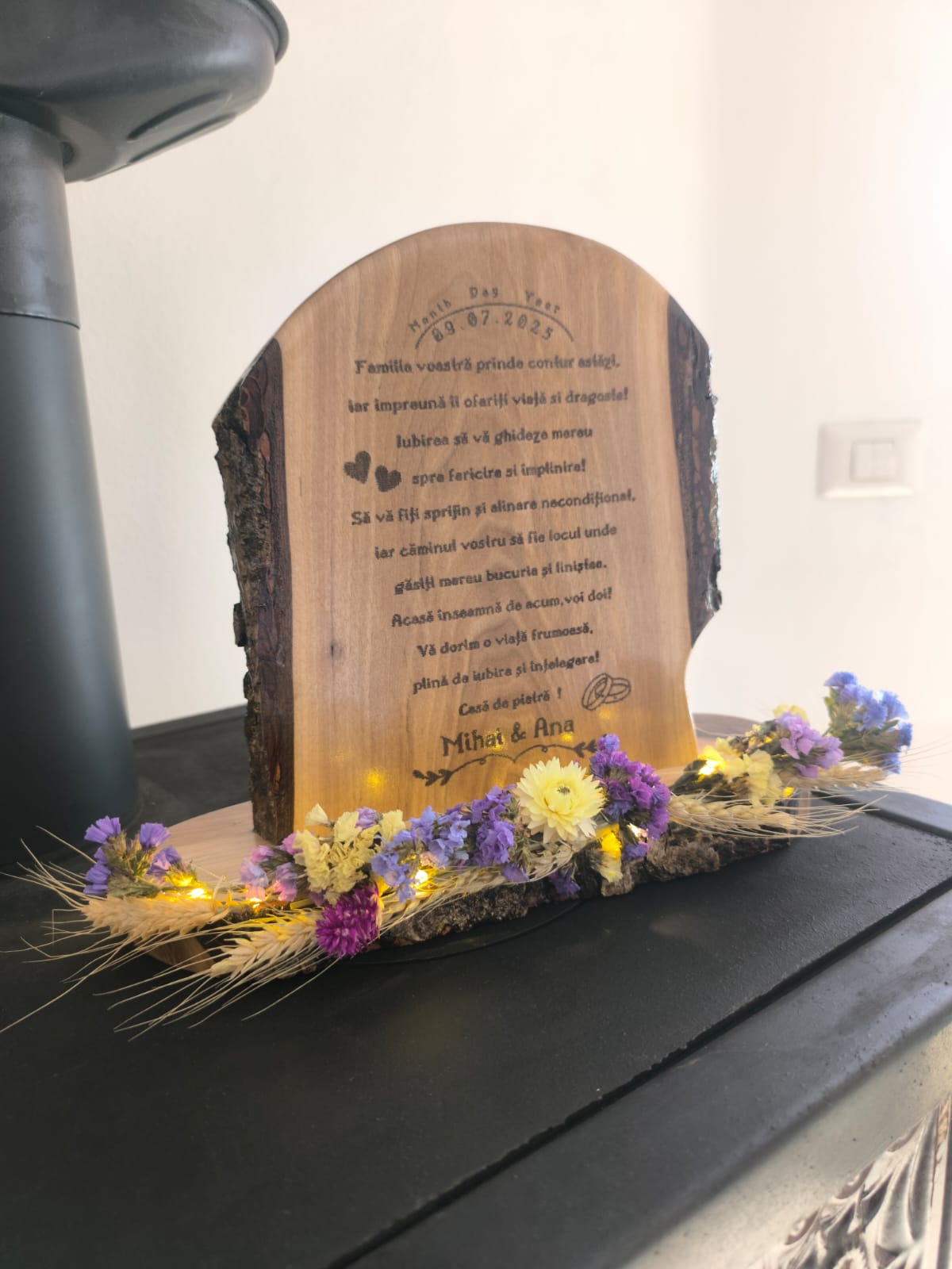 Cadou din lemn masiv de nuc  personalizat cu margine naturală – mesaj gravat, poezie sau versuri