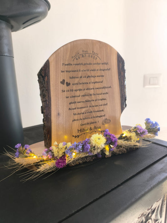Cadou din lemn masiv de nuc  personalizat cu margine naturală – mesaj gravat, poezie sau versuri